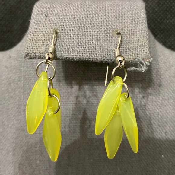 Vintage Acrylic yellow sunflower necklace with dangling matching earrings - Picture 2 of 7